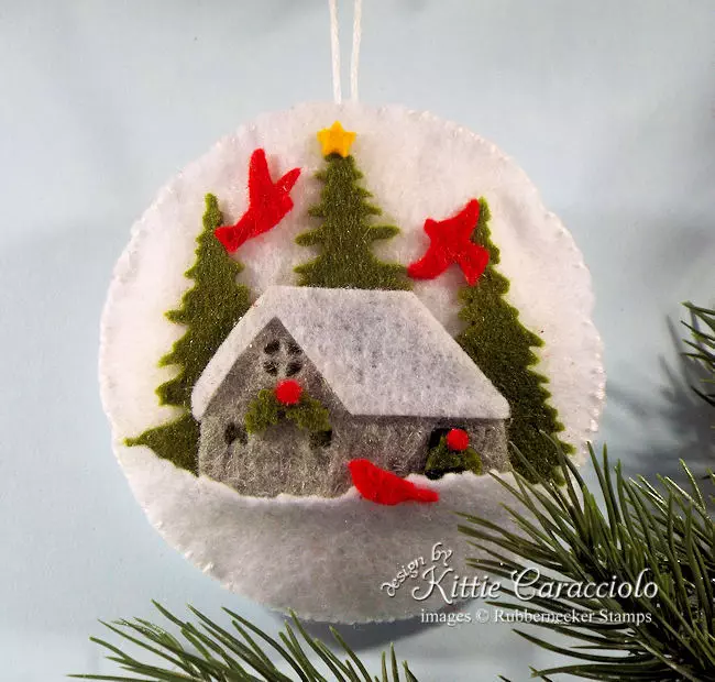 Click thru to see how I made pretty felt ornaments.